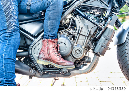 大型クルーザーバイクで横浜ツーリングをする女性ライダーの足元 大型クルーザーバイクで横浜ツーリングをする女性ライダーの足元 94353589