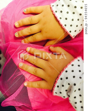 小さな子供の手 94354655