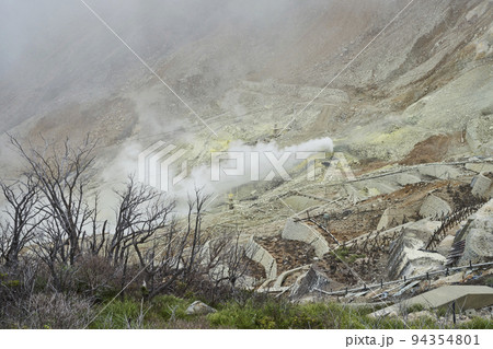 箱根大涌谷で噴出している火山性ガス 箱根大涌谷で噴出している火山性ガス 94354801