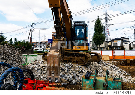 解体工事現場　重機パワーショベル 94354893