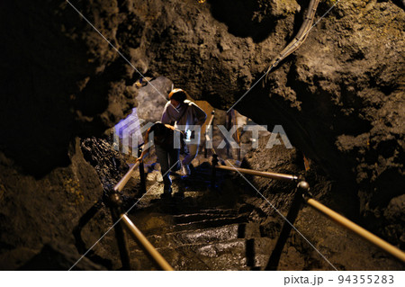 鳴沢氷穴の溶岩トンネル 94355283