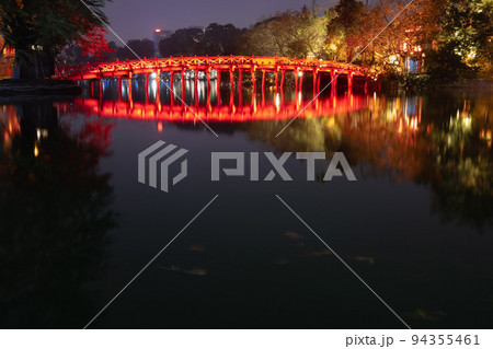 ハノイのゴックソン寺院の橋のライトアップ 94355461