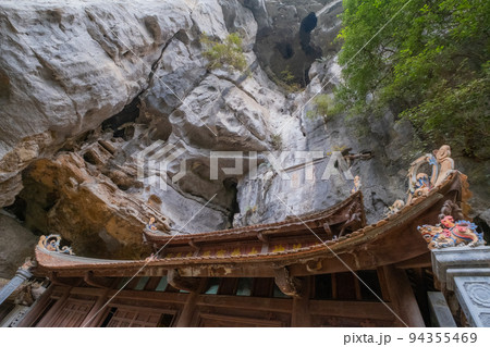 ベトナムのニンビンのビックドン寺（碧峝） 94355469