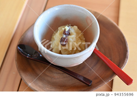 サツマイモとレーズンとくず粉のマクロビオテックのザート 94355696