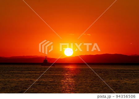 釧路港の夕陽 94356506