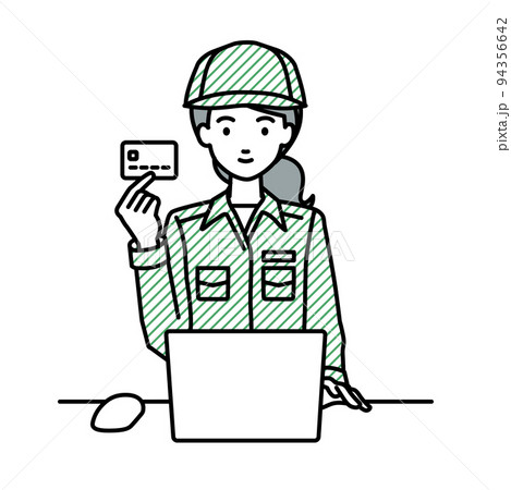 デスクで座ってPCを使いながらクレジットカードを手に持っている作業員の女性 デスクで座ってPCを使いながらクレジットカードを手に持っている作業員の女性 94356642