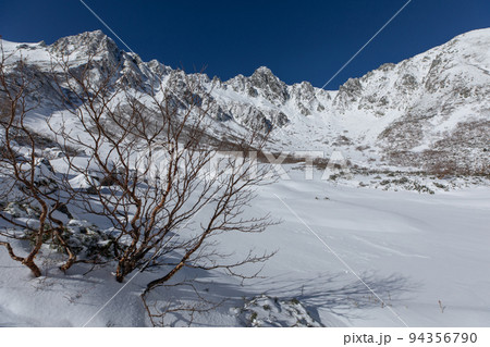 中央アルプス　千畳敷カール　長野県　雪に覆われた千畳敷カール 94356790