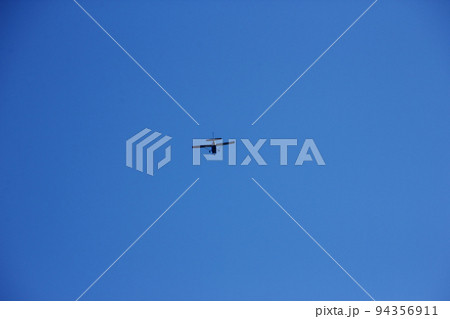 空を見上げるとプロペラ機が青空の向こうに消えて行く、何となく懐かしくて親近感の在る 94356911