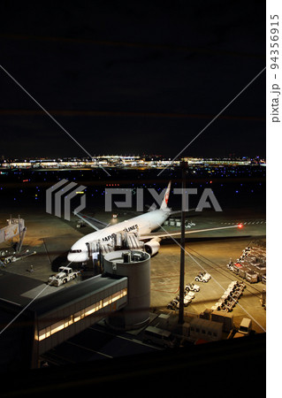 羽田空港には最終便の飛行機が着陸して旅の終わりを告げる 羽田空港には最終便の飛行機が着陸して旅の終わりを告げる 94356915