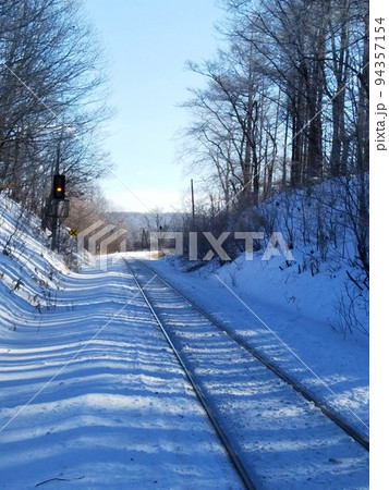 雪晴れの鉄路 雪晴れの鉄路 94357154