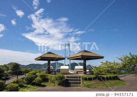安芸灘大橋を望む安芸灘公園 94357171
