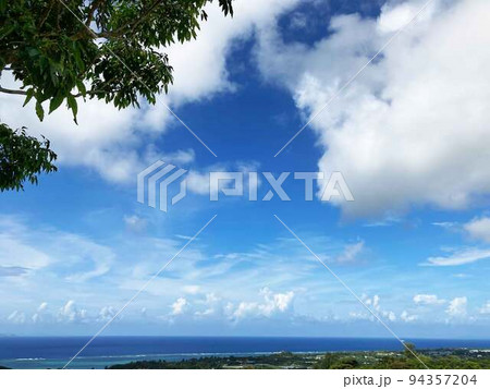 沖縄県　今帰仁城跡から見た海と空の風景 94357204