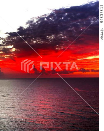 沖縄県の海に沈む真っ赤な夕焼け02 沖縄県の海に沈む真っ赤な夕焼け02 94357315
