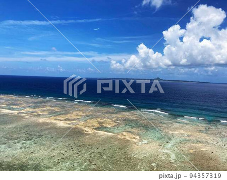 沖縄の透き通った海の風景01 94357319