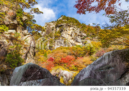日本一の渓谷美 山梨甲府の秋の絶景 紅葉の昇仙峡 夢の松島 日本一の渓谷美 山梨甲府の秋の絶景 紅葉の昇仙峡 夢の松島 94357339