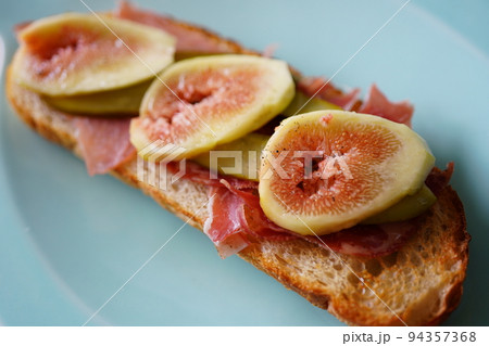 おいしいイチジクのオープンサンド　無花果の朝食 94357368
