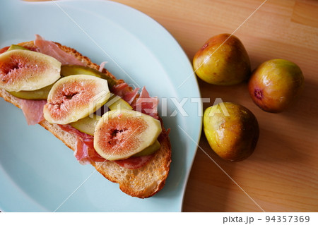 おいしいイチジクのオープンサンド 無花果の朝食 おいしいイチジクのオープンサンド 無花果の朝食 94357369