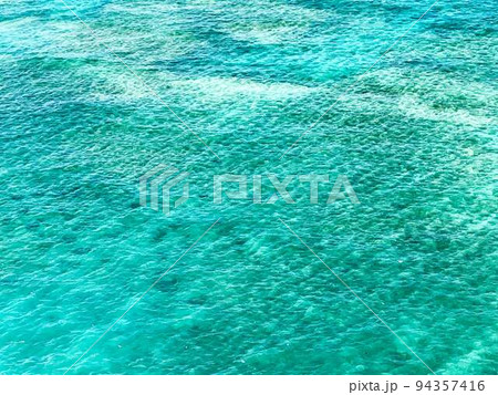 沖縄のエメラルドグリーンに輝く海面01 94357416