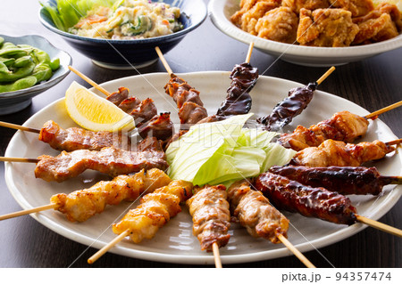 居酒屋の焼鳥盛り合せ 居酒屋の焼鳥盛り合せ 94357474