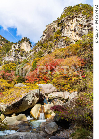 日本一の渓谷美 山梨甲府の秋の絶景 紅葉の昇仙峡 覚円峰と夢の松島 日本一の渓谷美 山梨甲府の秋の絶景 紅葉の昇仙峡 覚円峰と夢の松島 94357492