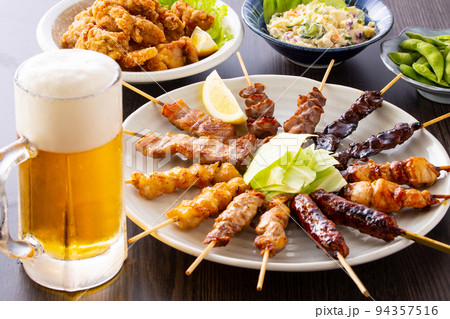 居酒屋の生ビールと料理  94357516