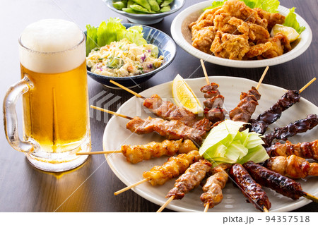 居酒屋の生ビールと料理  94357518