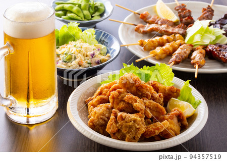 居酒屋の生ビールと料理 居酒屋の生ビールと料理 94357519