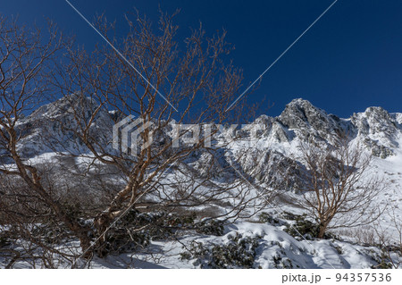 中央アルプス　千畳敷カール　長野県　新雪纏う圏谷 94357536