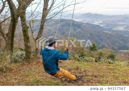 弥栄町のシンボル、金剛童子山の山頂ブランコ（京都府京丹後市弥栄町須川）※作品コメント欄に撮影位置 94357567