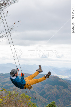 弥栄町のシンボル、金剛童子山の山頂ブランコ（京都府京丹後市弥栄町須川）※作品コメント欄に撮影位置 94357568