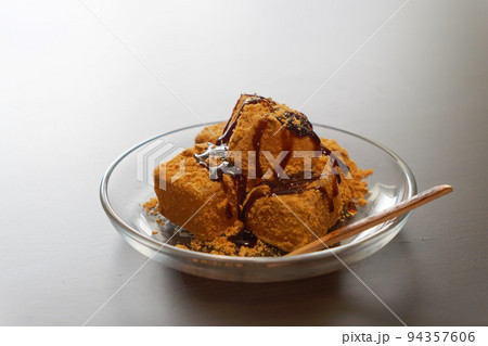 冷たくて美味しいわらび餅　甘味 94357606