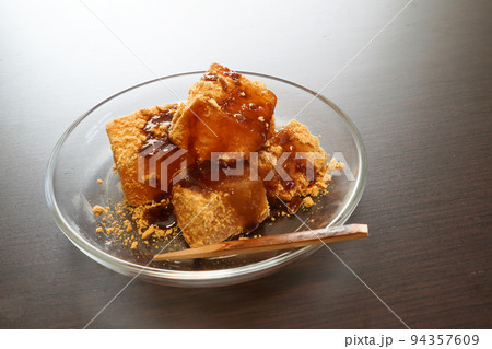 冷たくて美味しいわらび餅　甘味 94357609