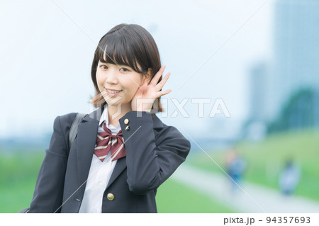 笑顔で通学する女子高生 94357693