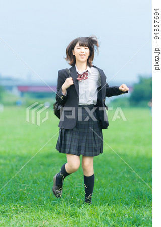 笑顔で通学する女子高生 笑顔で通学する女子高生 94357694