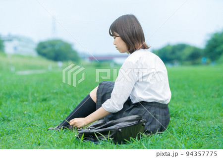 真顔の女子高生 真顔の女子高生 94357775