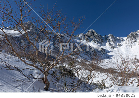 中央アルプス　千畳敷カール　長野県　新雪纏う圏谷 94358025
