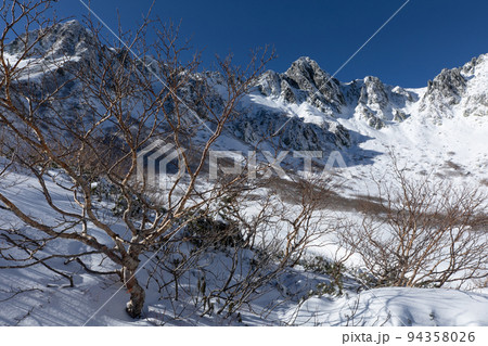 中央アルプス　千畳敷カール　長野県　新雪纏う圏谷 94358026