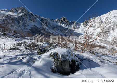 中央アルプス　千畳敷カール　長野県　新雪纏う圏谷 94358028