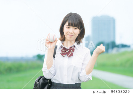 野球のボールを持つ女子高生 94358029