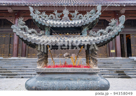 ベトナムのニンビンのバイディン寺の釈迦仏殿の香炉 ベトナムのニンビンのバイディン寺の釈迦仏殿の香炉 94358049