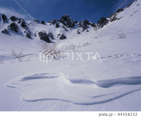 中央アルプス　千畳敷カール　長野県　雪に覆われた圏谷 94358232