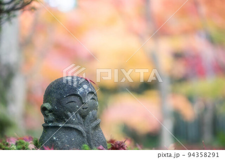京都 圓光寺の可愛らしいわらしべ地蔵と美しい紅葉景色 京都 圓光寺の可愛らしいわらしべ地蔵と美しい紅葉景色 94358291