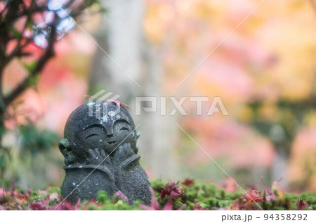 京都 圓光寺の可愛らしいわらしべ地蔵と美しい紅葉景色 京都 圓光寺の可愛らしいわらしべ地蔵と美しい紅葉景色 94358292