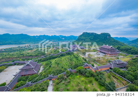 ベトナムのニンビンのバイディン寺仏塔からの景色 94358314