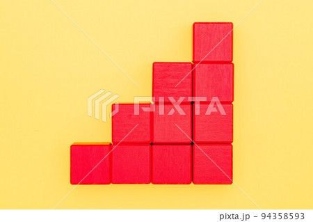 【合成素材】階段のように並んだ赤色のブロック 黄色背景 【合成素材】階段のように並んだ赤色のブロック 黄色背景 94358593