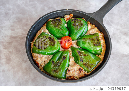 アレンジ料理　肉詰めピーマン 94359057