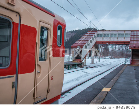 雪の中を走るキハ 道南いさりび鉄道 渡島当別駅 雪の中を走るキハ 道南いさりび鉄道 渡島当別駅 94359078