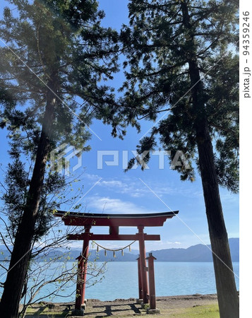 御座石神社の鳥居からみる田沢湖 御座石神社の鳥居からみる田沢湖 94359246