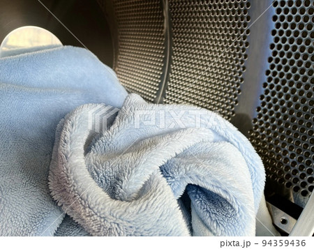 大型洗濯機で洗い終わった毛布 94359436