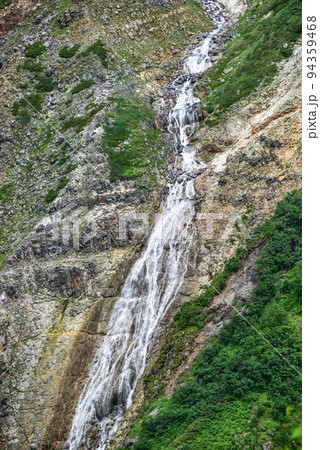 夏の立山、ソーメン滝を望む 94359468
